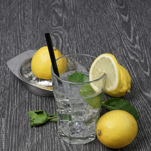 Primo piano di un bicchiere di limonata con ghiaccio photo