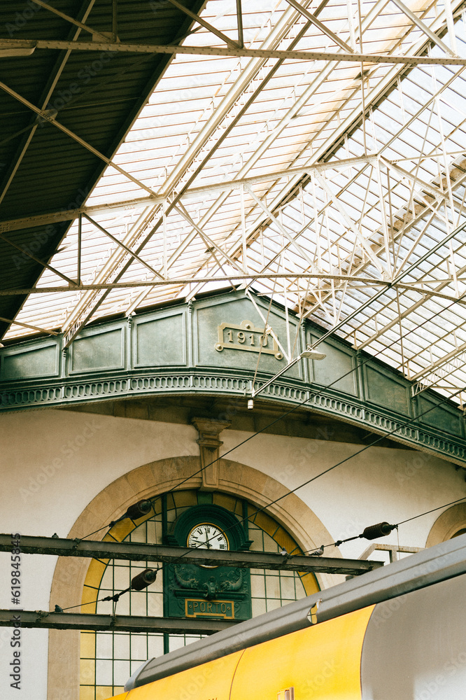 Fototapeta premium techo y parte de fachada de acero y piedra de la estación de trenes de oporto. 