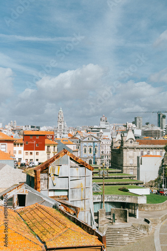 panorámica de los techos y parque de la ciudad de Oporto