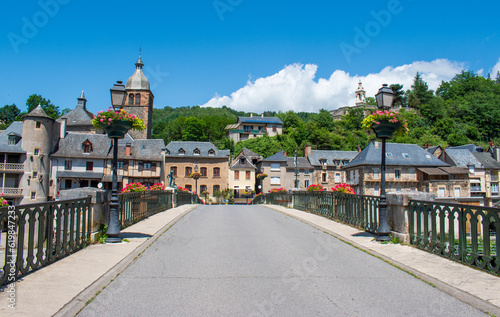 Pont sur le lot dans le village de Saint-Geniez-d'Olt en Aveyron, France