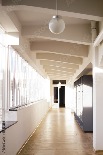 pasillo blanco con ventanales por donde entra luz de día