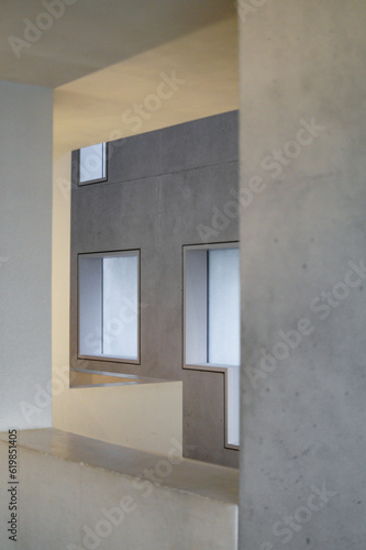 ventana cuadrada de hormigón con vistas a ventanas grises