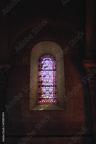 vidriera decorativa por la que entra luz del día