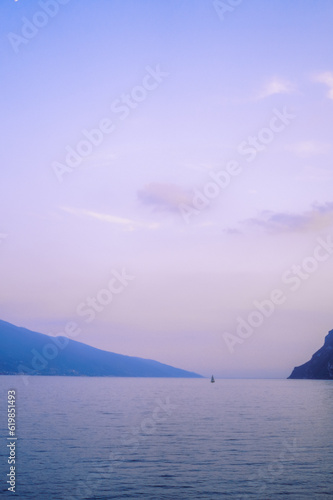 lago al anochecer en la montaña con una embarcación al fondo