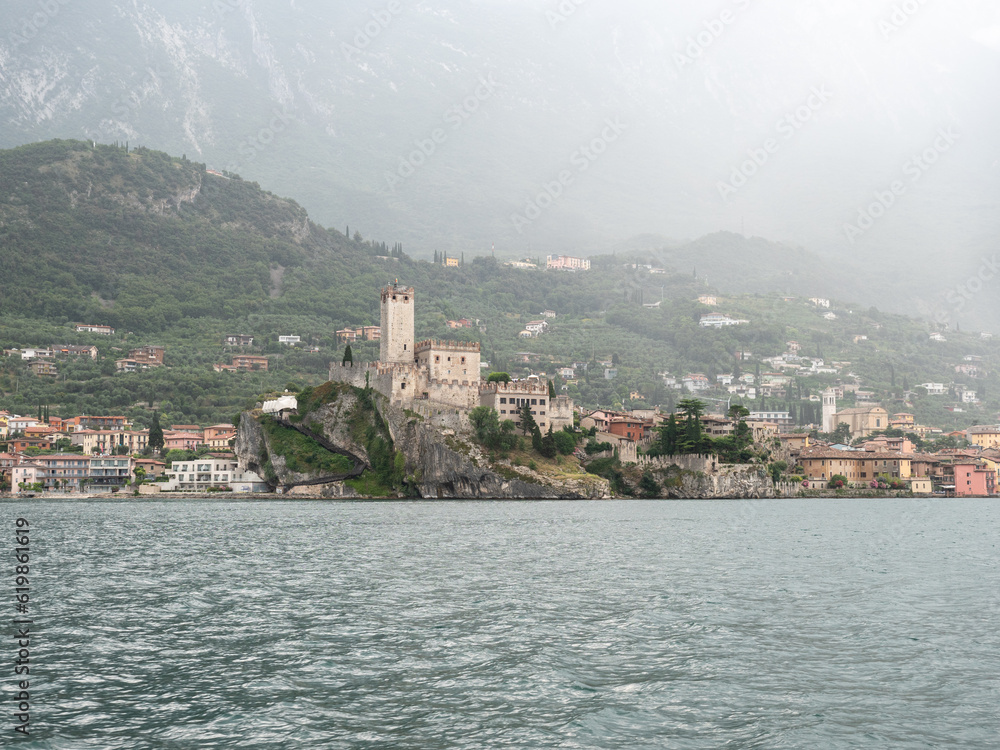 Fototapeta premium Malcesine, sul lago di Garda, nel tratto della regione Trentino Alto Adige.