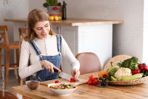 Young woman preparing healt...