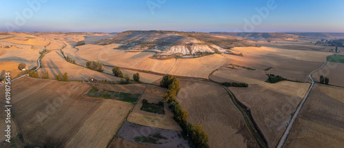 Obraz na płótnie Early morning in the Meseta, a spanish region with crop fields. Spain w salonie