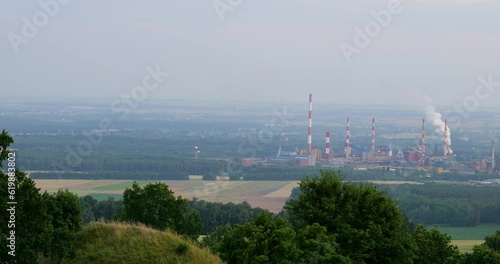 Panorama w terenie leśnym obszarów zielonych w zachodniej Polsce o letniej porze roku w wieczornych godzinach