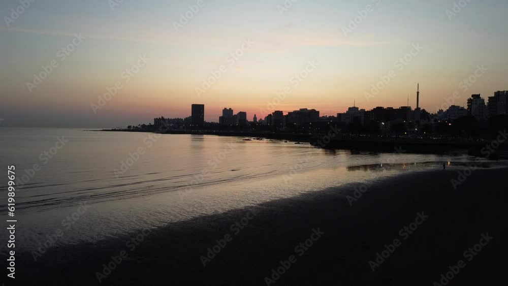 Toma aerea de la ciudad de Montevideo, Uruguay al atardecer donde se ve la playa Ramirez, el Rio de la Plata y la silueta de la ciudad. Toma aerea de la ciudad de Montevideo, Uruguay al atardecer donde se ve la playa Ramirez, el Rio de la Plata y la silueta de la ciudad.