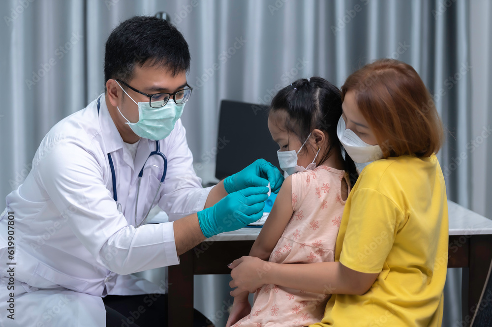 Parents bring their daughter to the doctor for influenza vaccination,The mother brought the child to the doctor at the clinic. Parents bring their daughter to the doctor for influenza vaccination,The mother brought the child to the doctor at the clinic.