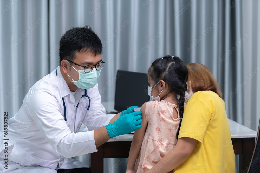 Parents bring their daughter to the doctor for influenza vaccination,The mother brought the child to the doctor at the clinic. Parents bring their daughter to the doctor for influenza vaccination,The mother brought the child to the doctor at the clinic.