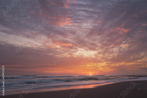 wschód słońca na bałtyku z podświetlonymi chmurami © mateusz