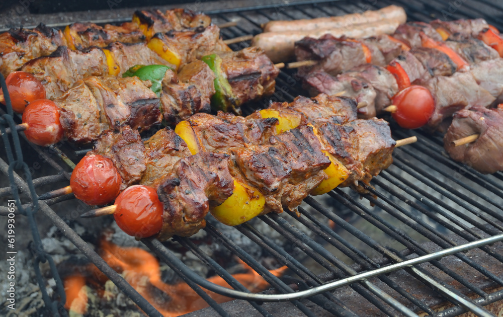 Fotografie Brochettes de bœufs et saucisses