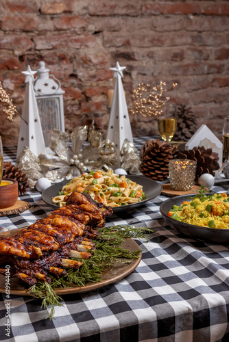 Mesa navideña, con comida típica criolla 