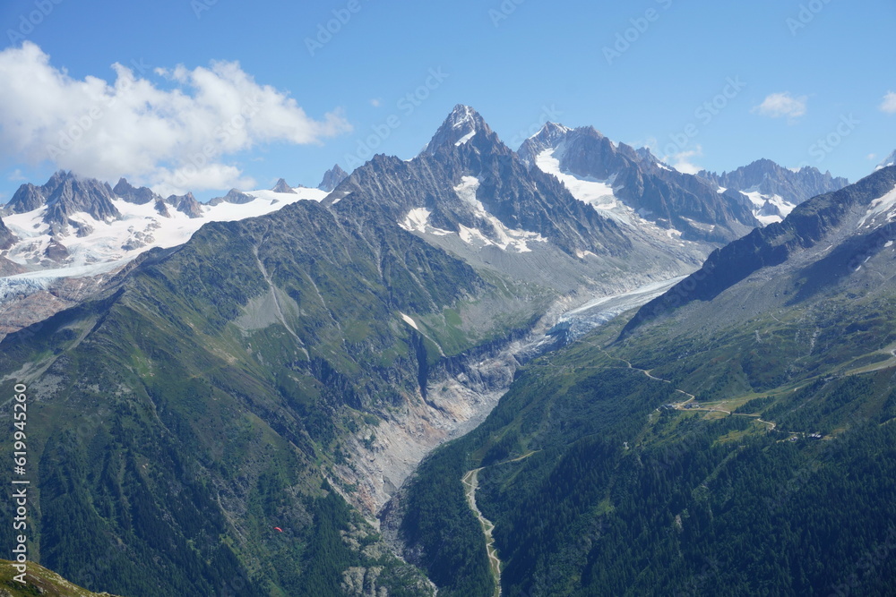 Vistas de las montañas de la Ruta al Lago le Blanc en Chamonix, Mont Blanc, Francia Vistas de las montañas de la Ruta al Lago le Blanc en Chamonix, Mont Blanc, Francia