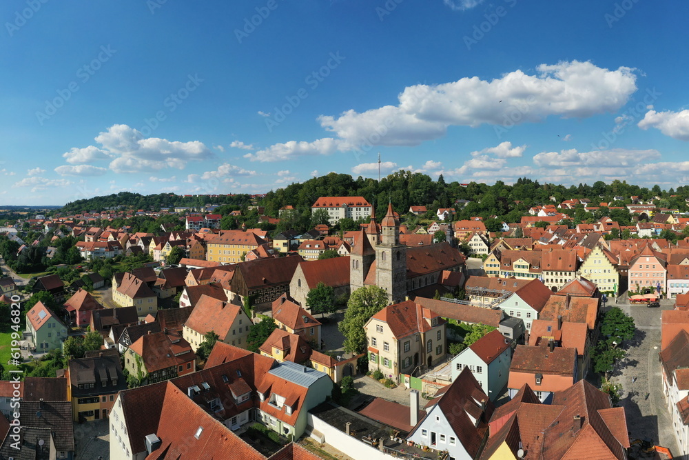 Luftbild von Feuchtwangen mit Blick auf das historische Zentrum der Altstadt. Feuchtwangen, Franken, Bayern, Deutschland.