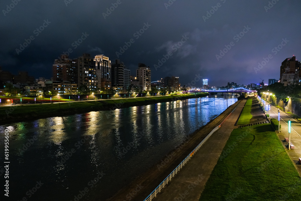 Fototapeta premium 台湾 台北市松山区 レインボー橋から見る夜の基隆河