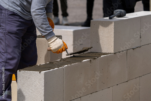 Fotografia, Obraz The bricklayer is working