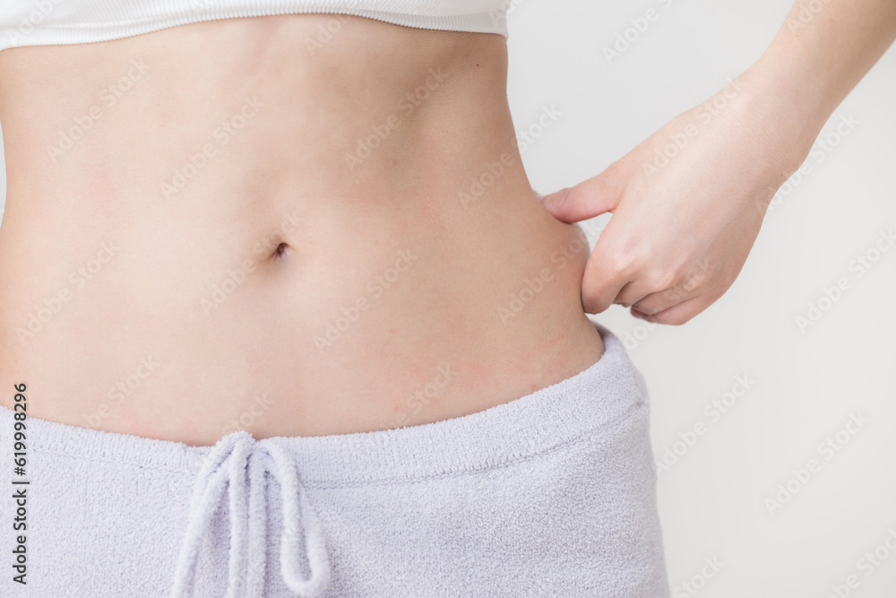 お腹のぜい肉をつまむ様子 お腹痩せ 顔なし お腹のぜい肉をつまむ様子 お腹痩せ 顔なし