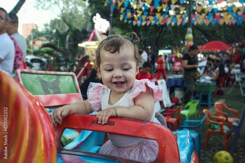 Bebé feliz en un carrito 