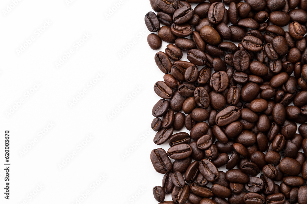 白背景にコーヒー豆 白背景にコーヒー豆
