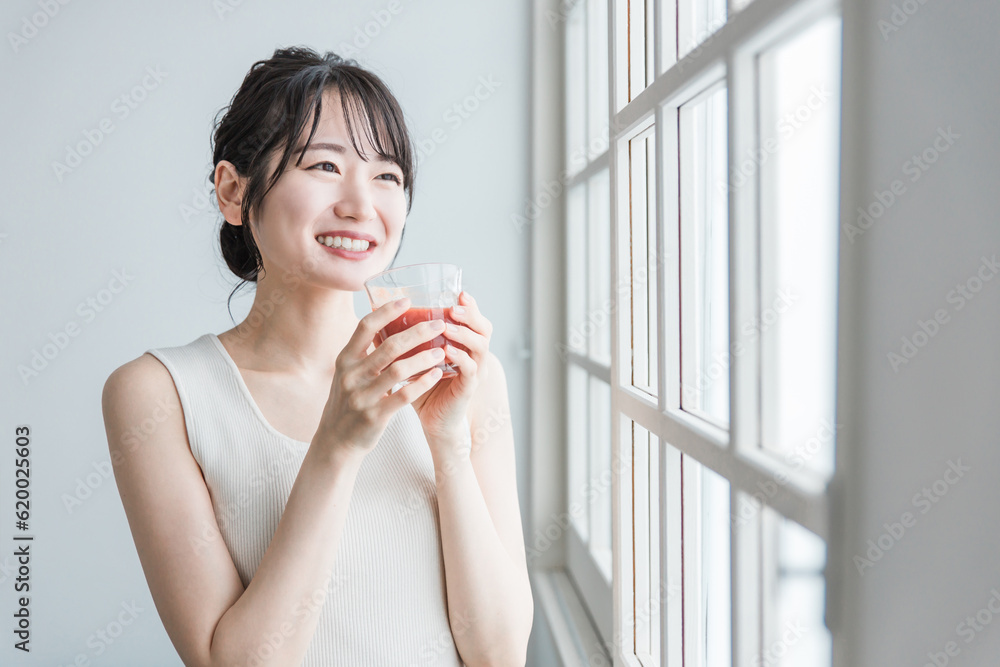 家で朝赤い飲み物を飲むアジア人女性(トマトジュース・レッドスムージー・アセロラジュース)
家で朝赤い飲み物を飲むアジア人女性(トマトジュース・レッドスムージー・アセロラジュース)