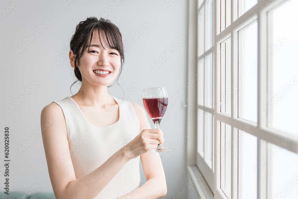 家で赤い飲み物を昼飲みするアジア人女性(赤ワイン・アセロラ・ザクロ・シソ・ポリフェノール・タンニン)
家で赤い飲み物を昼飲みするアジア人女性(赤ワイン・アセロラ・ザクロ・シソ・ポリフェノール・タンニン)