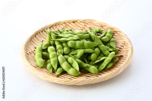 Fototapete 笊に盛った生の枝豆　白背景
