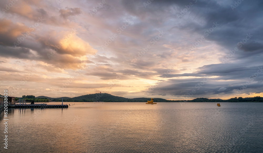 The mountains in situ and the clouds in the sky are reflected in the lake water at sunset