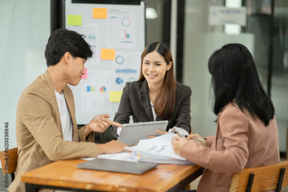 Asian business presents to explain the graph work on the whiteboard. Consulting, discussing, exchanging knowledge. Asian business presents to explain the graph work on the whiteboard. Consulting, discussing, exchanging knowledge.