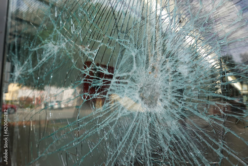 Vandalismus, eingeschlagene Glasscheibe an einem Geschäft