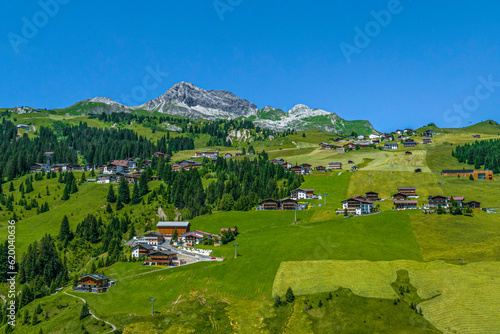 Ausblick auf Lech am Arlberg, Oberlech und die Mohnenfluh