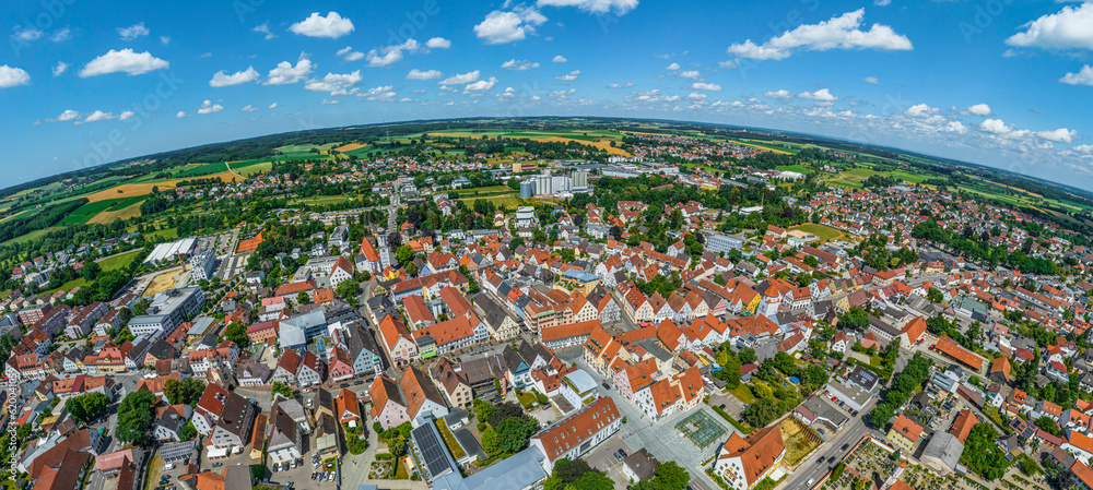 Panorama-Blick über die Innenstadt von Aichach im Wittelsbacher Land in Bayern