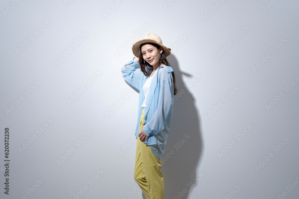 麦わら帽子をかぶった若い女性 麦わら帽子をかぶった若い女性