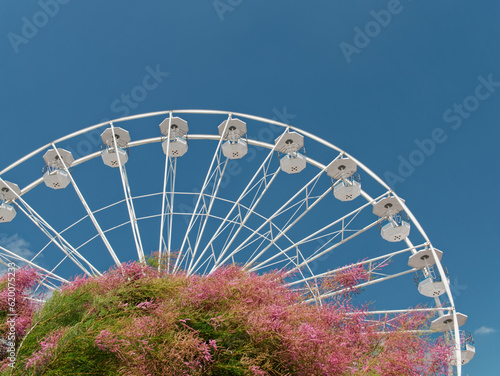 Grande roue (ou roue panoramique). Concept de vacances et de voyage. Royan, Nouvelle-Aquitaine, France