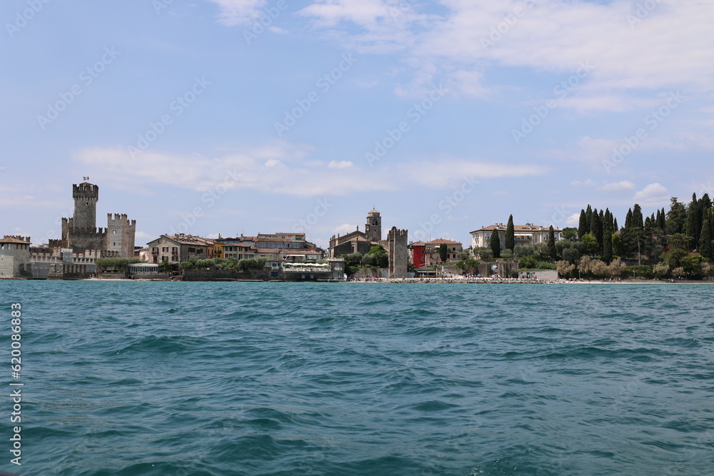 Blick auf die Altstadt von Sirmione am Gardasee