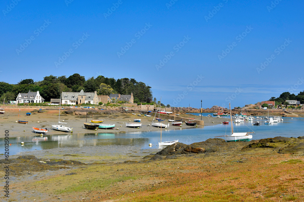 Le petit port de Ploumanac'h en Bretagne - France