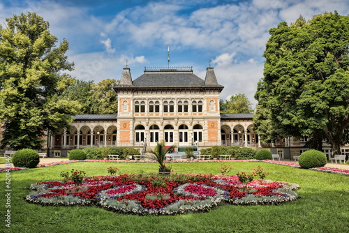 bad elster, deutschland - stadtgarten mit altem kurhaus photo