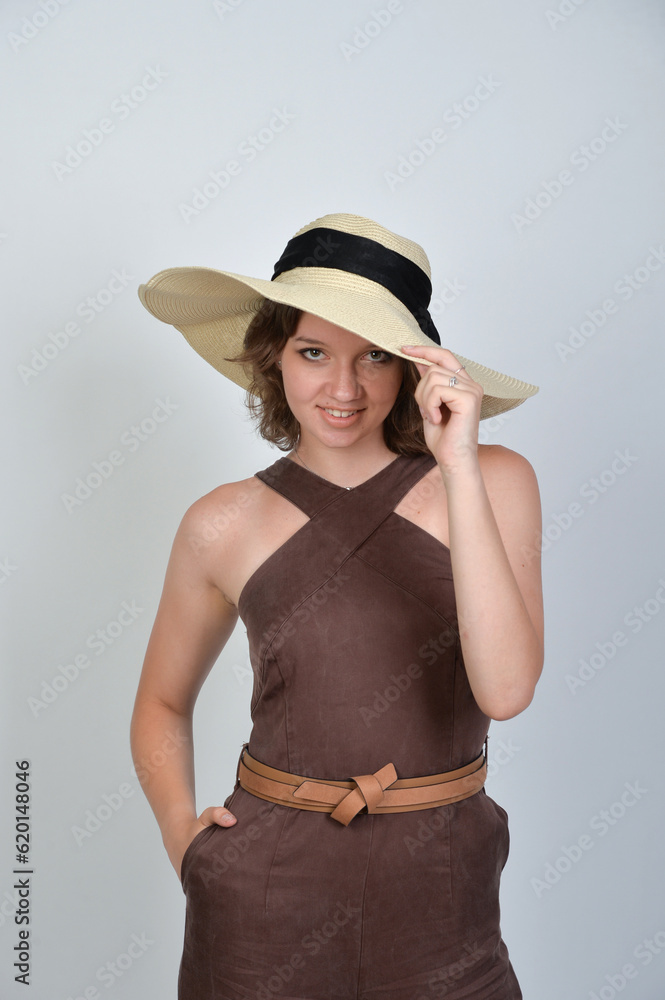 frau lachend glücklich zufrieden im sommerkleid jumpsuit anzug mit strohhut geniesst die sonne isoliert freigestellt frau lachend glücklich zufrieden im sommerkleid jumpsuit anzug mit strohhut geniesst die sonne isoliert freigestellt