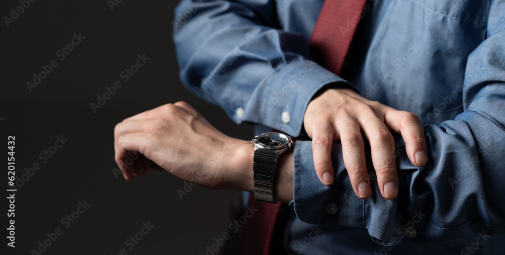 腕時計を確認するビジネスマン