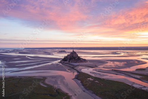 Canvas-taulu Mont saint michel , lever de soleil en normandie, vue drone, aérien, aerial