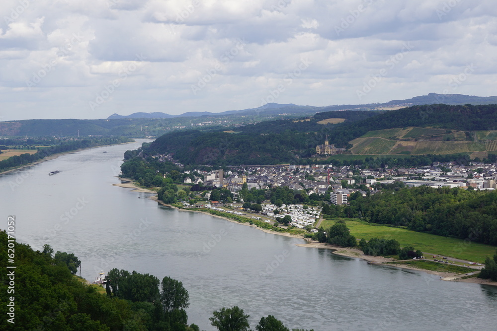 Stadt am Rhein von oben am Berg aufgenommen