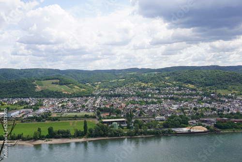 Stadt am Rhein von oben am Berg aufgenommen