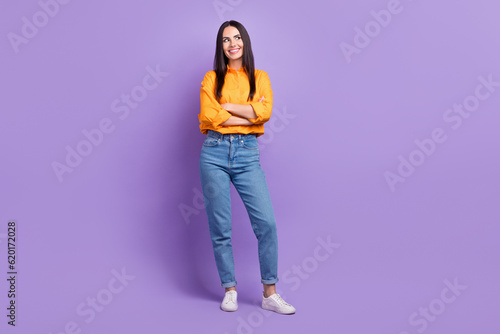 Full body cadre of young woman wear denim jeans crossed arms thoughtful look copyspace idea decide isolated on violet color background