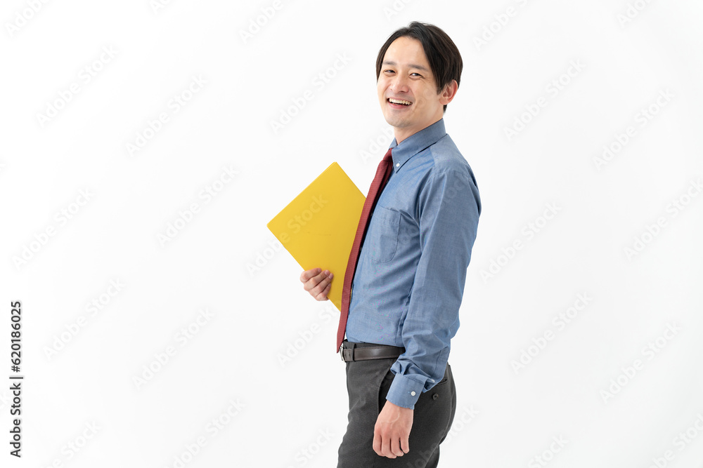 笑顔で振り向くビジネスマン