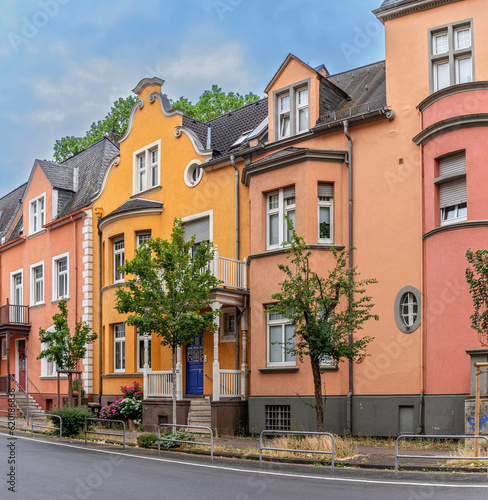 Sanierte  farbige H  userzeile in Frankfurt-H  chst