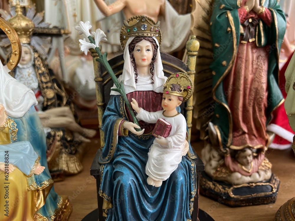 イエス様を抱いたマリア様の人形、クリスマスマーケット