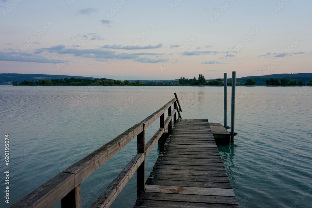 Steg an einem See im Abendlicht