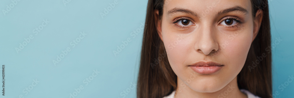 Young white brunette woman posing and looking at camera