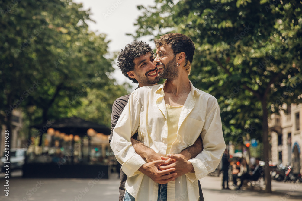 Fototapeta premium couple walking kissing and huging in the city